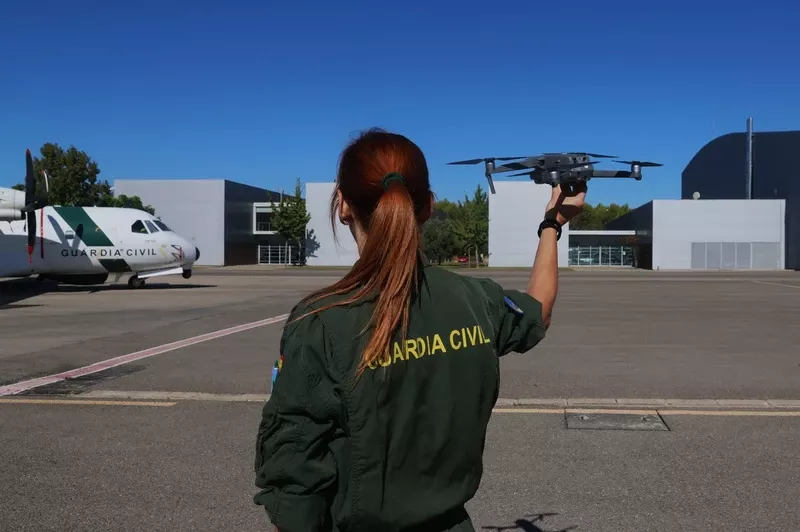 Una agente del SAER se prepara para poner en vuelo un UAS DJI Mavic 2 “Enterprise”. Foto: Julio Maiz Una agente del SAER se prepara para poner en vuelo un UAS DJI Mavic 2 “Enterprise”. Foto: Julio Maiz