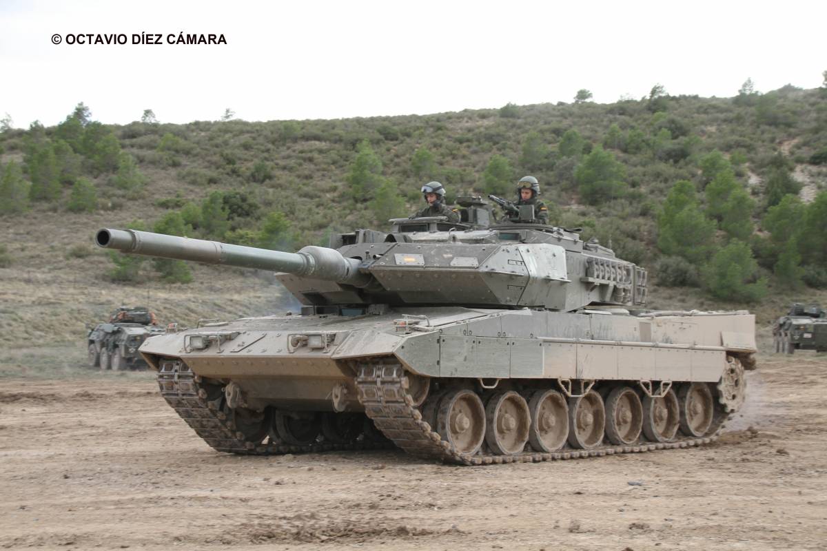 Los carros de combate “Leopardo” 2E del Regimiento “Pavía” llevarán a cabo numerosas acciones en beneficio del ejercicio “Stronghold”. (Octavio Díez Cámara) Los carros de combate “Leopardo” 2E del Regimiento “Pavía” llevarán a cabo numerosas acciones en beneficio del ejercicio “Stronghold”. (Octavio Díez Cámara)