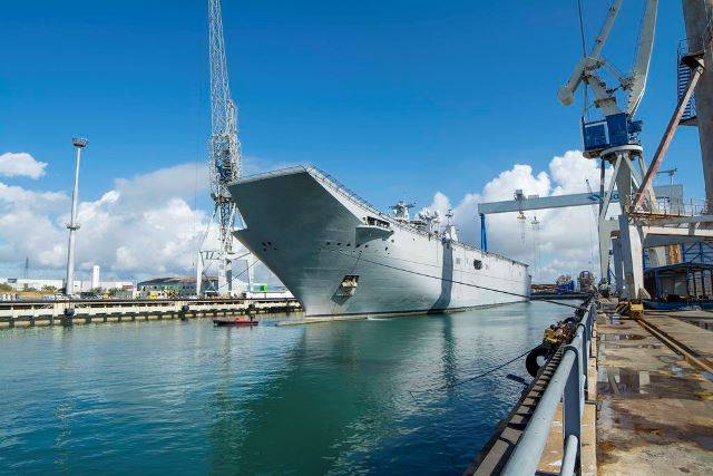 El Juan Carlos I en el astillero de Navantia en Puerto Real (autor) El Juan Carlos I en el astillero de Navantia en Puerto Real (autor)