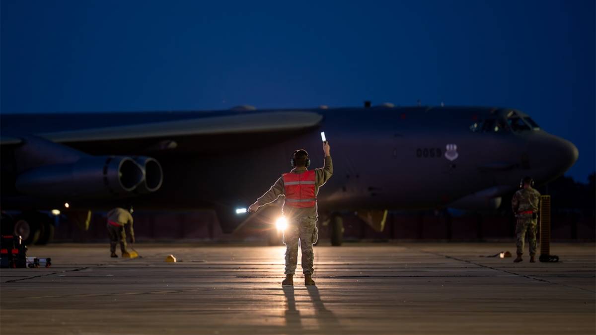 Uno de los B-52H de la USAF en la plataforma de Morn (foto USAF)