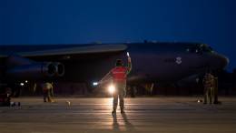 Uno de los B-52H de la USAF en la plataforma de Morn (foto USAF)