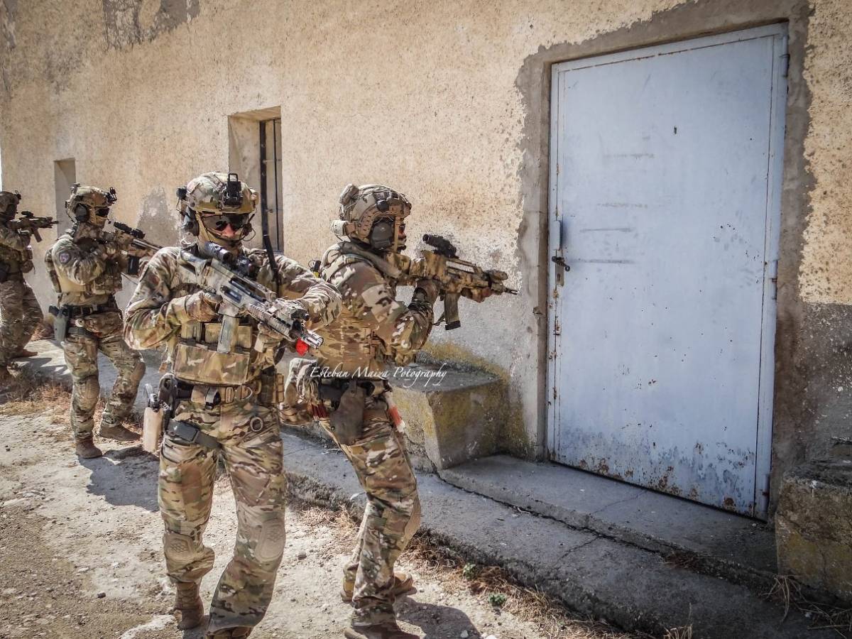Operadores del GOE IV del MOE tomando posiciones para ejecutar una entrada en un edificio objetivo. (foto: Esteban Maiza) Operadores del GOE IV del MOE tomando posiciones para ejecutar una entrada en un edificio objetivo. (foto: Esteban Maiza)