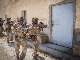 Operadores del GOE IV del MOE tomando posiciones para ejecutar una entrada en un edificio objetivo. (foto: Esteban Maiza)