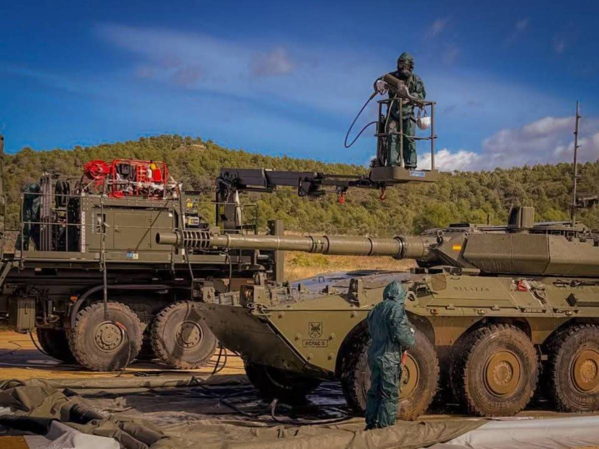 Descontaminación de un 8x8 “Centauro” del Regimiento de Caballería “Lusitania” n.º 8. (Foto Fuerza Terrestre) Descontaminación de un 8x8 “Centauro” del Regimiento de Caballería “Lusitania” n.º 8. (Foto Fuerza Terrestre)