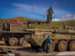 Descontaminacin de un 8x8 Centauro del Regimiento de Caballera Lusitania n. 8. (Foto Fuerza Terrestre)