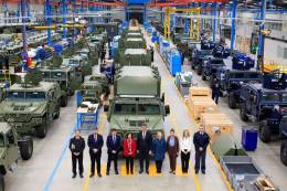 La ministra de Defensa y la SEDEF durante su visita (UROVESA)