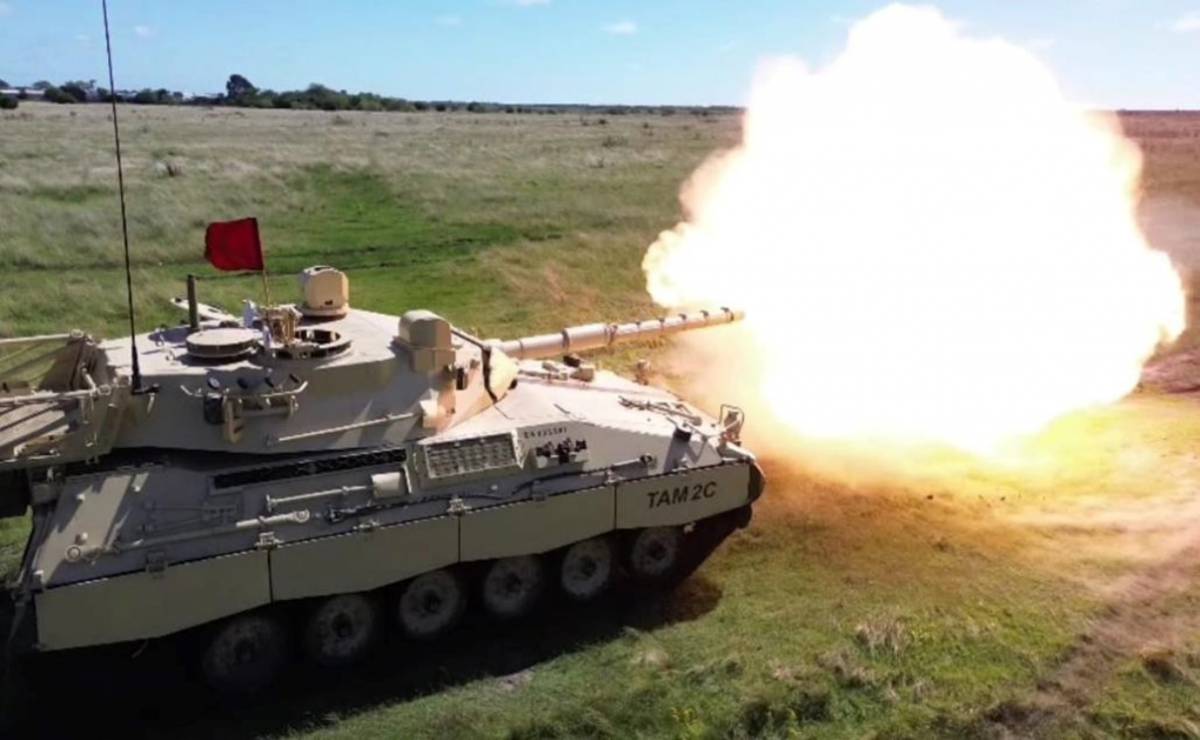 Un carro de combate del Ej�rcito Argentino haciendo fuego.