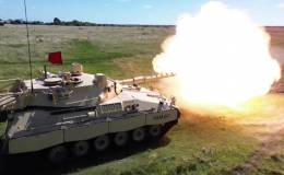 Un carro de combate del Ejrcito Argentino haciendo fuego.