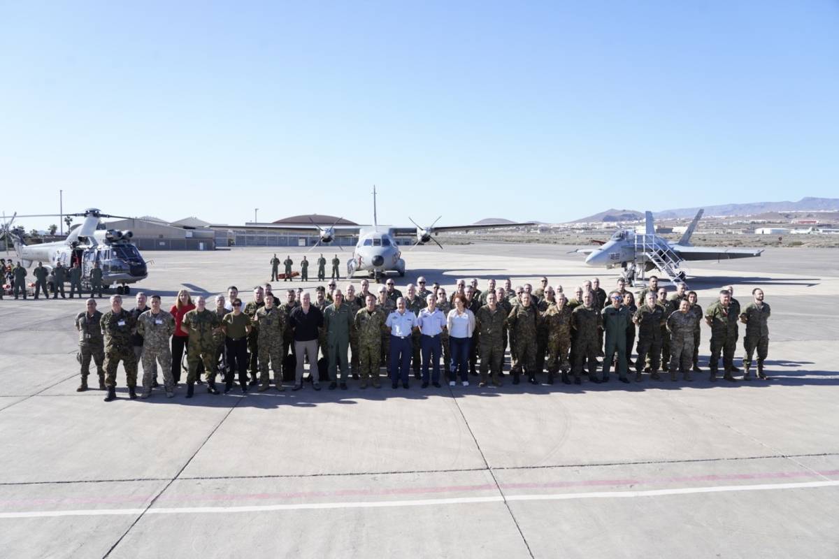 La delegación del ‘Evento DV11’ en la visita a la base aérea de Gando. (foto: EMAD) La delegación del ‘Evento DV11’ en la visita a la base aérea de Gando. (foto: EMAD)