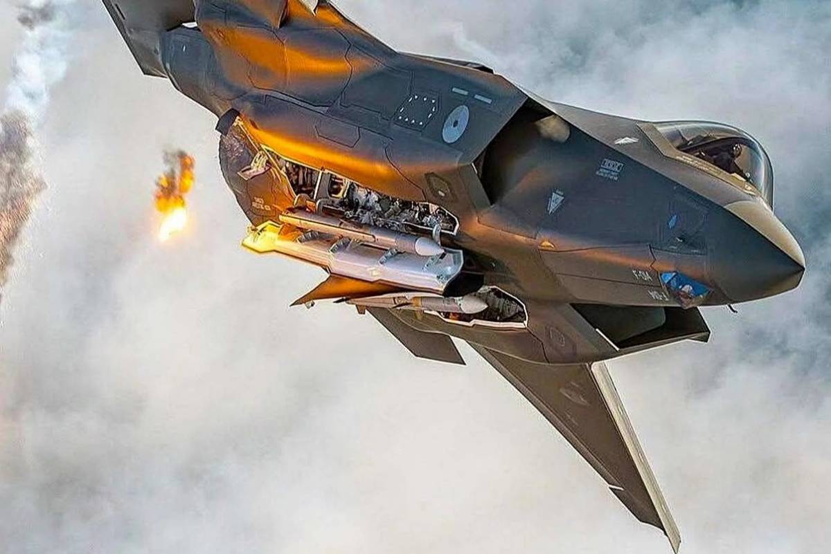 Uno de los F-35 con sus bodegas de armamento abiertas, en las que se aprecia sendos misiles AMRAAM. (foto Real Fuerza Area de los Pases Bajos)