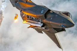 Uno de los F-35 con sus bodegas de armamento abiertas, en las que se aprecia sendos misiles AMRAAM. (foto Real Fuerza A�rea de los Pa�ses Bajos)