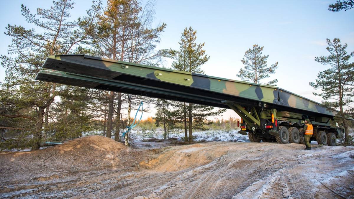 Puente Leguan de 24 metros sobre camión 10x10 Sisu (Ejército de Finlandia) Puente Leguan de 24 metros sobre camión 10x10 Sisu (Ejército de Finlandia)