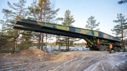 Puente Leguan de 24 metros sobre camin 10x10 Sisu (Ejrcito de Finlandia)