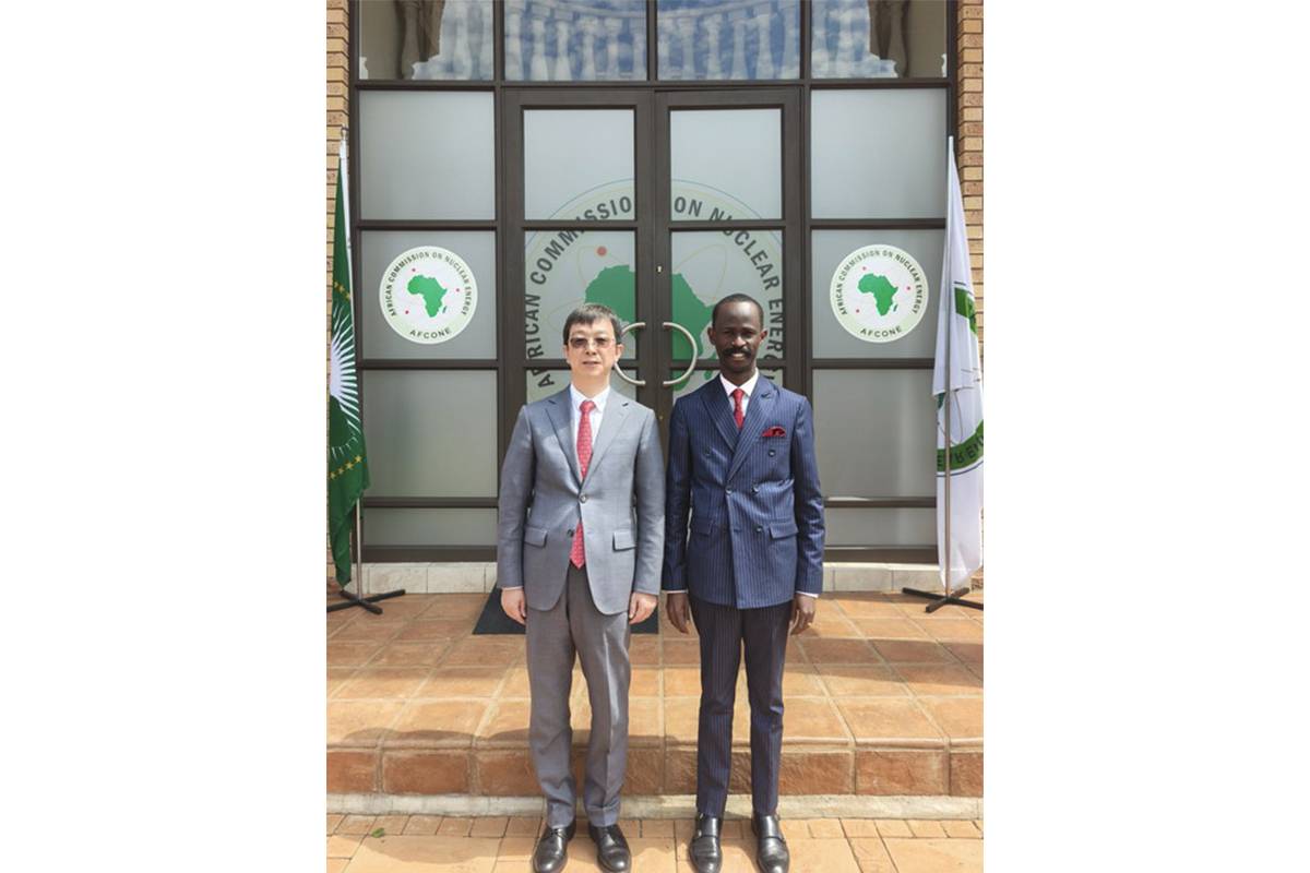 El Embajador Jiang Feng, Jefe de la Misión de China ante la Unión Africana, durante una reciente visita a Sudáfrica y la Comisión Africana de Energía Nuclear (Ministerio de Asuntos Exteriores de China). El Embajador Jiang Feng, Jefe de la Misión de China ante la Unión Africana, durante una reciente visita a Sudáfrica y la Comisión Africana de Energía Nuclear (Ministerio de Asuntos Exteriores de China).
