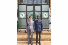 El Embajador Jiang Feng, Jefe de la Misin de China ante la Unin Africana, durante una reciente visita a Sudfrica y la Comisin Africana de Energa Nuclear (Ministerio de Asuntos Exteriores de China).