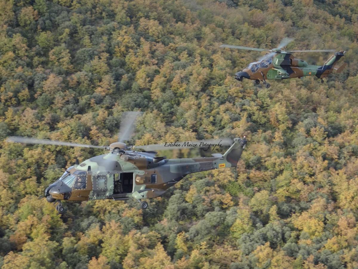Un NH-90 y un Tigre volando sobre la zona montañosa de la sierra de Ezcaray. (foto: Esteban Maiza) Un NH-90 y un Tigre volando sobre la zona montañosa de la sierra de Ezcaray. (foto: Esteban Maiza)