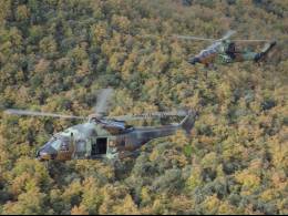 Un NH-90 y un Tigre volando sobre la zona montaosa de la sierra de Ezcaray. (foto: Esteban Maiza)