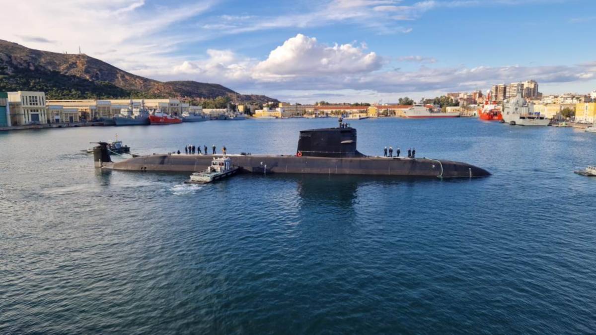 El submarino S-82, ya a flote en el Arsenal de Cartagena. (foto Navantia) El submarino S-82, ya a flote en el Arsenal de Cartagena. (foto Navantia)
