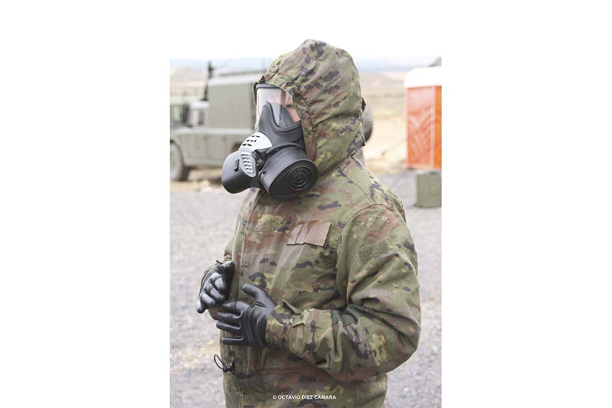 Los nuevos trajes de protección NBQ para el Ejército de Tierra ya son una realidad y con ellos se adiestran sus militares. (Octavio Díez Cámara) Los nuevos trajes de protección NBQ para el Ejército de Tierra ya son una realidad y con ellos se adiestran sus militares. (Octavio Díez Cámara)