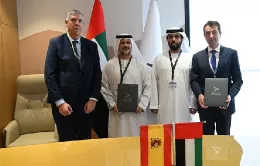 El acuerdo fue firmado por el Dr. Khalifa Murad Alblooshi, director general y consejero delegado de Calidus Holding Group; Ángel Escribano, presidente ejecutivo de Indra Group; y José Vicente de los Mozos, consejero delegado de Indra Group. La iniciativa recibió el respaldo institucional de S.E. Tareq Abdul Rahim Al Hosani, presidente de Calidus.