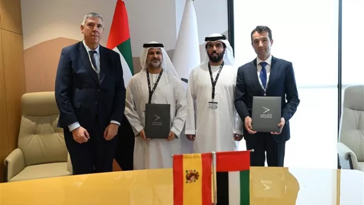 El acuerdo fue firmado por el Dr. Khalifa Murad Alblooshi, director general y consejero delegado de Calidus Holding Group; ngel Escribano, presidente ejecutivo de Indra Group; y Jos Vicente de los Mozos, consejero delegado de Indra Group. La iniciativa recibi el respaldo institucional de S.E. Tareq Abdul Rahim Al Hosani, presidente de Calidus.