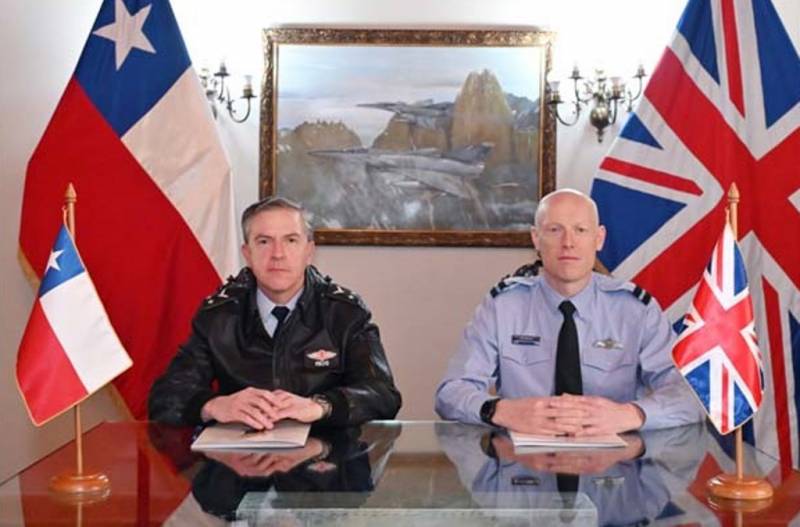 General de Brigada Aérea (A) Alfredo Ríos Latorre de la FACh junto al Comodoro Philip James Wadlow de la RAF. General de Brigada Aérea (A) Alfredo Ríos Latorre de la FACh junto al Comodoro Philip James Wadlow de la RAF.