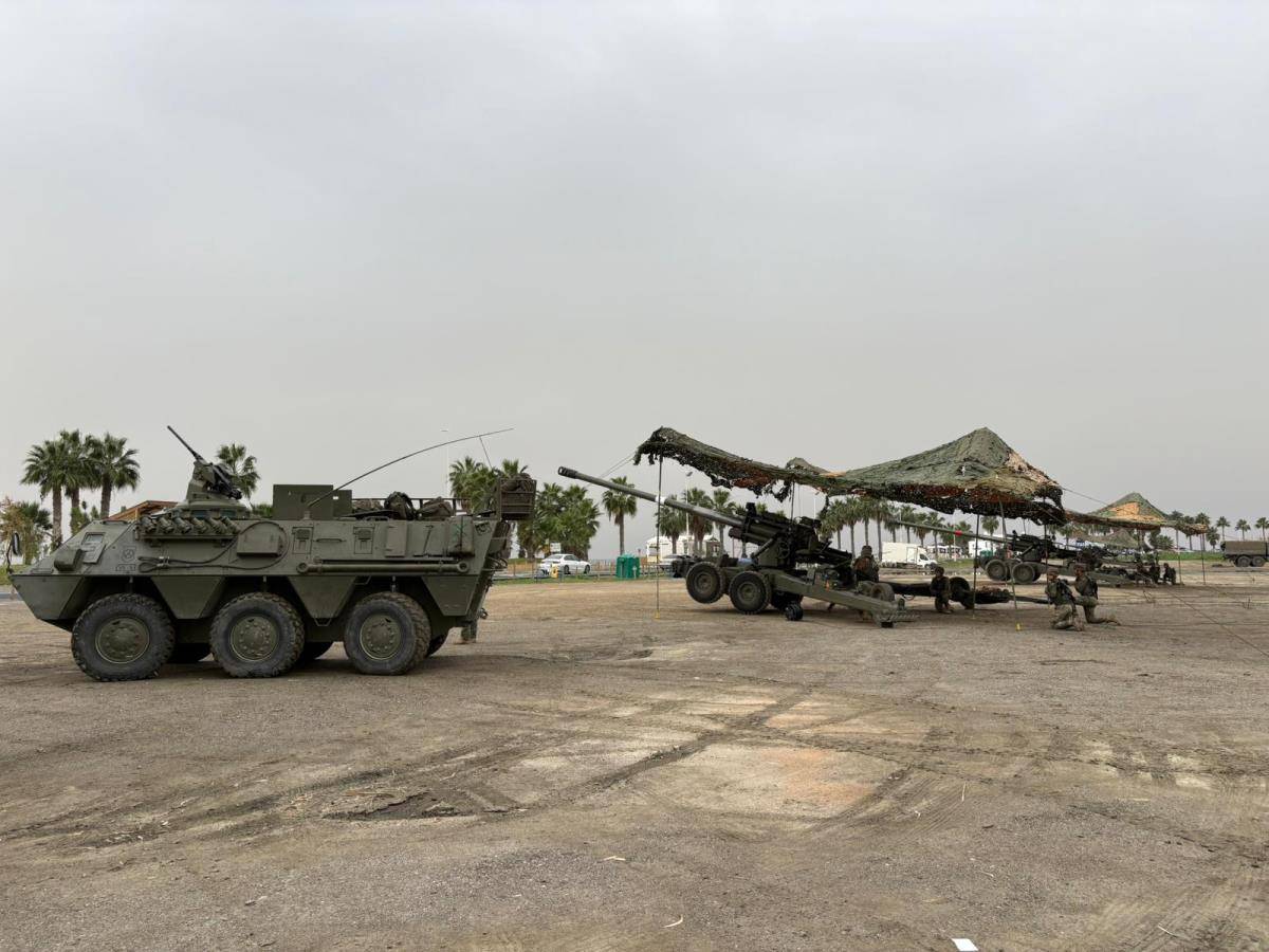 Un BMR de la Legión escolta las piezas 155/52 APU STB-V7 del UDACTA IV/25. (foto EMAD) Un BMR de la Legión escolta las piezas 155/52 APU STB-V7 del UDACTA IV/25. (foto EMAD)