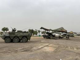 Un BMR de la Legin escolta las piezas 155/52 APU STB-V7 del UDACTA IV/25. (foto EMAD)