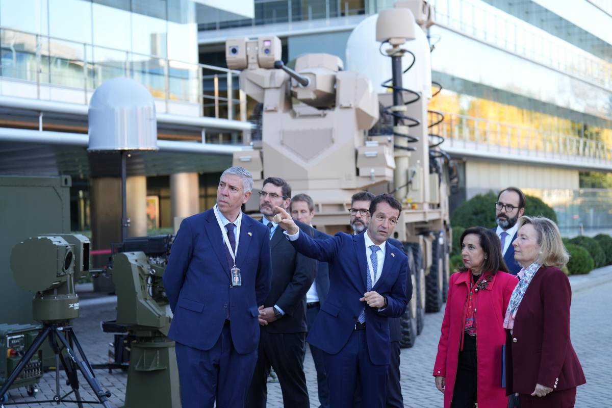 El presidente Volodímir Zelenski durante su visita a Indra Group junto a la ministra de Defensa Margarita Robles, el presidente ejecutivo de Indra Angel Escribano y el CEO José Vicente de los Mozos (Indra) El presidente Volodímir Zelenski durante su visita a Indra Group junto a la ministra de Defensa Margarita Robles, el presidente ejecutivo de Indra Angel Escribano y el CEO José Vicente de los Mozos (Indra)