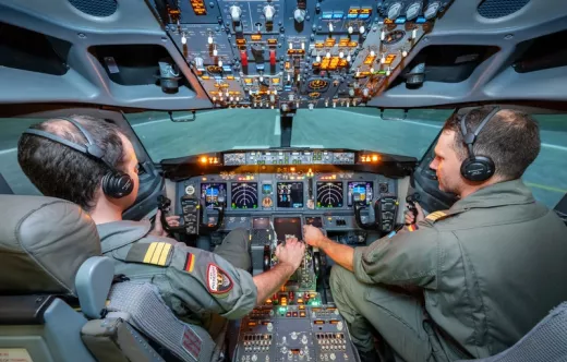 Interior de la cabina del simulador del P-8A Poseidon de Lufthansa Aviation Training.  Foto: Lufthansa Aviation Training