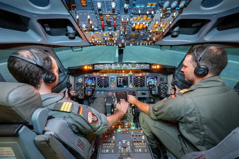 Interior de la cabina del simulador del P-8A Poseidon de Lufthansa Aviation Training. Foto: Lufthansa Aviation Training Interior de la cabina del simulador del P-8A Poseidon de Lufthansa Aviation Training. Foto: Lufthansa Aviation Training