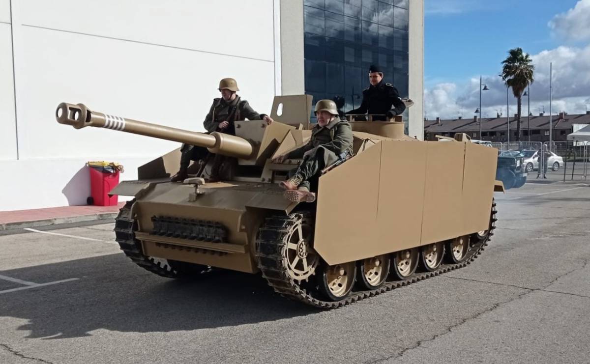 Exhibición de una réplica del cazacarros StuG III en las instalaciones de La Torre – Ciudad del Conductor en Parla. (Foto Antonio Rodriguez) Exhibición de una réplica del cazacarros StuG III en las instalaciones de La Torre – Ciudad del Conductor en Parla. (Foto Antonio Rodriguez)
