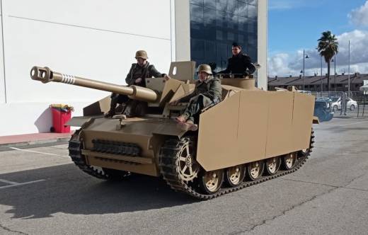 Exhibicin de una rplica del cazacarros StuG III en las instalaciones de La Torre  Ciudad del Conductor en Parla. (Foto Antonio Rodriguez)