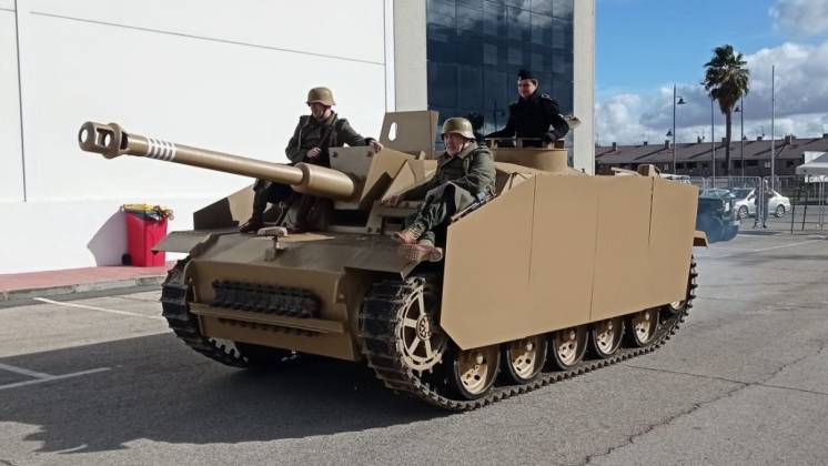 Exhibicin de una rplica del cazacarros StuG III en las instalaciones de La Torre  Ciudad del Conductor en Parla. (Foto Antonio Rodriguez)
