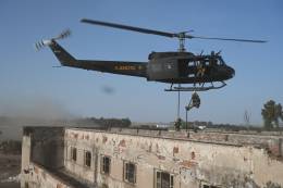 Comandos argentinos descendiendo mediante fast rope de un helicptero. (foto: Ejrcito Argentino)