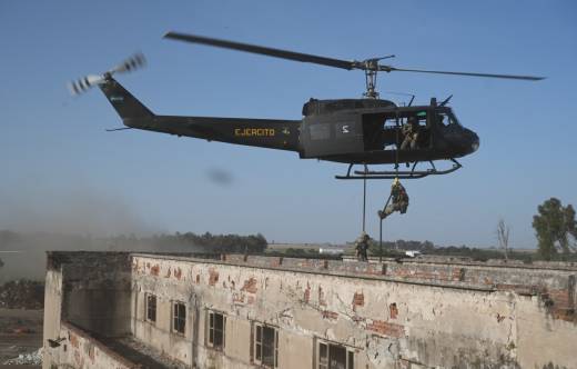 Comandos argentinos descendiendo mediante fast rope de un helicptero. (foto: Ejrcito Argentino)