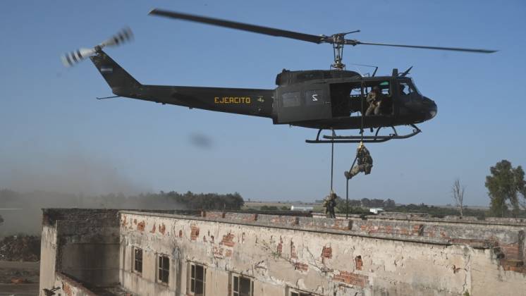 Comandos argentinos descendiendo mediante fast rope de un helicptero. (foto: Ejrcito Argentino)