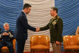 El anterior ministro de defensa, Luis Petri, con el nuevo, el general del Ejrcito Carlos Alberto Presti.