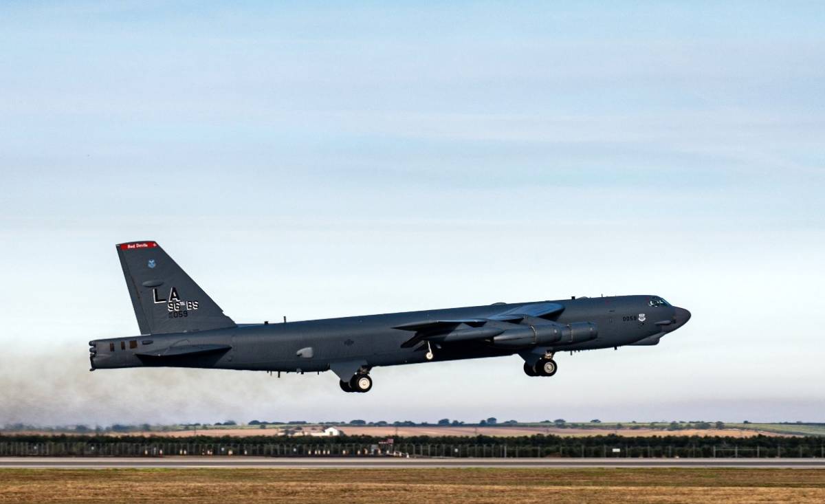 Uno de los B-52H despegando de la base a�rea de Mor�n. (foto USAF)