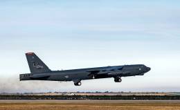 Uno de los B-52H despegando de la base area de Morn. (foto USAF)
