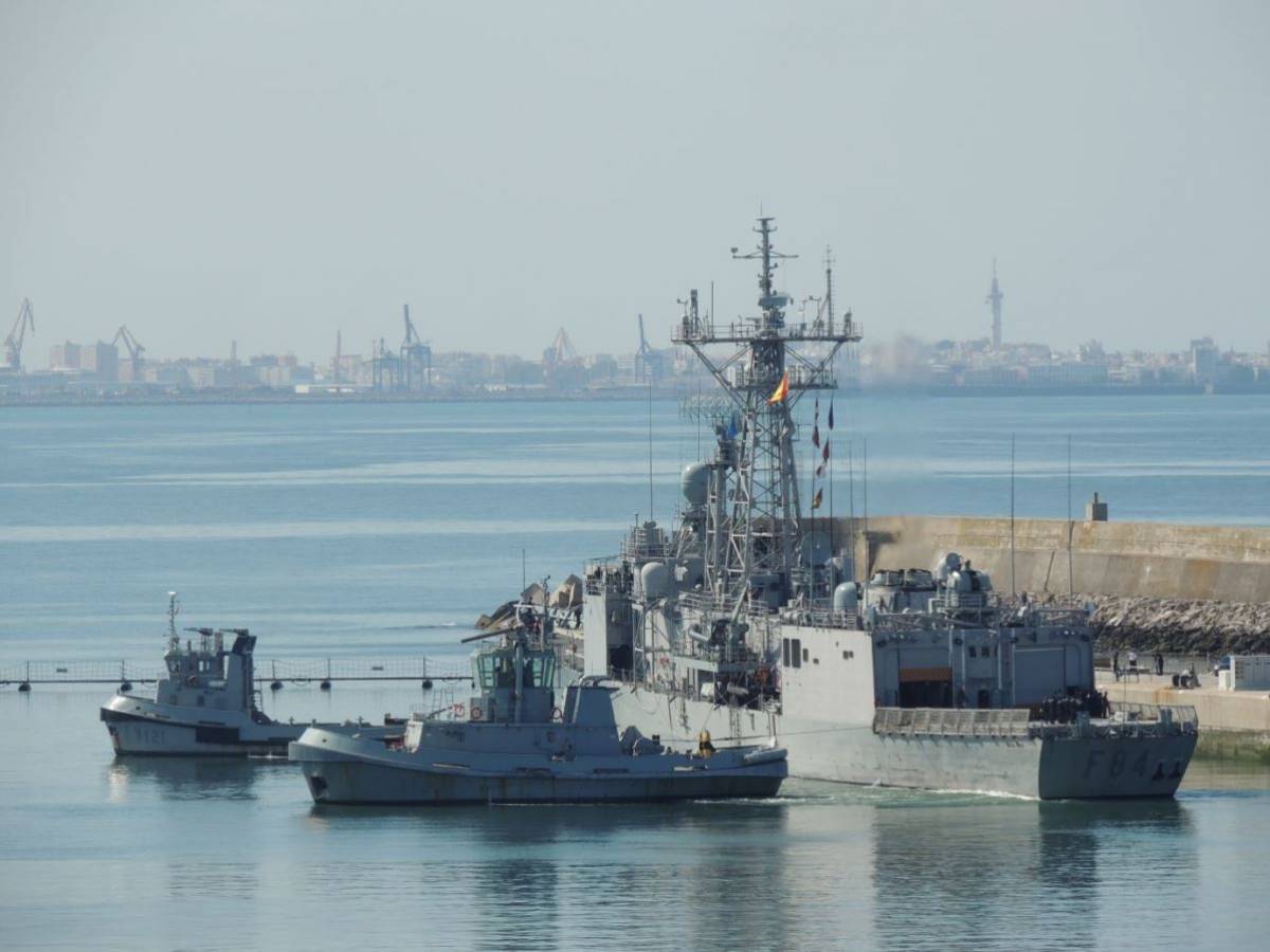 La fragata Reina Sofía es atendida por varios remolcadores del tren naval de la Base Naval de Rota (Armada) La fragata Reina Sofía es atendida por varios remolcadores del tren naval de la Base Naval de Rota (Armada)