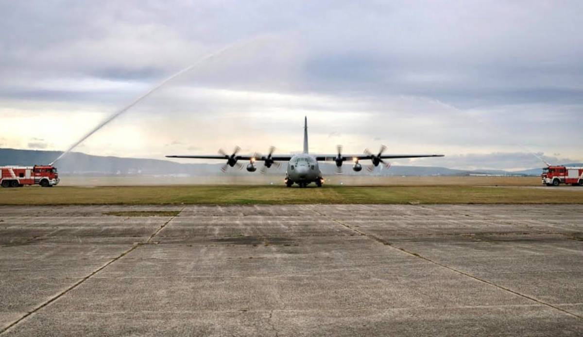 Los bomberos haciendo el arco de agua para despedir al C-130K �Hercules� 8T‑CA de la Fuerza A�rea de Austria. (foto Fuerza A�rea de Austria)