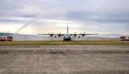 Los bomberos haciendo el arco de agua para despedir al C-130K Hercules 8T‑CA de la Fuerza Area de Austria. (foto Fuerza Area de Austria)