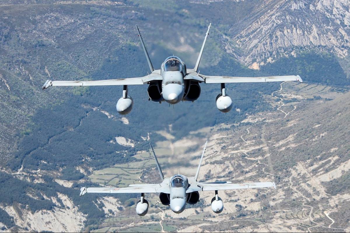 Aviones EF-18M del Ala 15 en vuelo, desde principios de diciembre volvern a proteger los cielos del Bltico. (foto: Rubn Galindo)