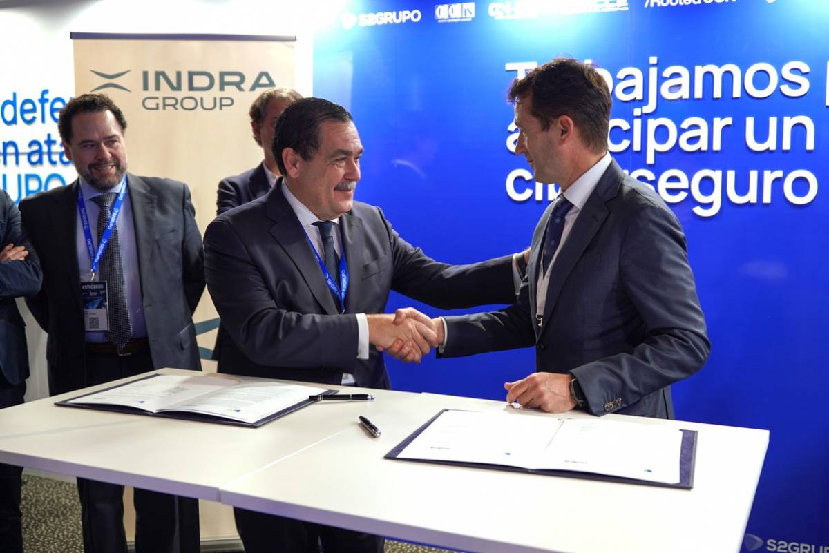 Firma del acuerdo entre Indra y S2GRUPO. 