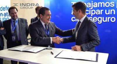 Firma del acuerdo entre Indra y S2GRUPO. 