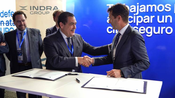 Firma del acuerdo entre Indra y S2GRUPO. 