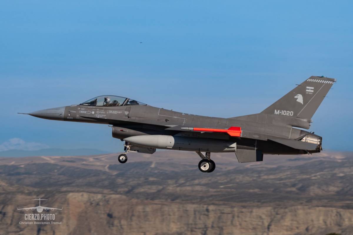  F-16 de la Fuerza Area Argentina aterrizando en la base area de Zaragoza. (foto: Christian Beckman)