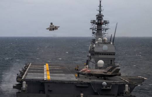 Uno de los F-35B del USMC despegando desde el portaaviones Kaga. (foto JMSDF)