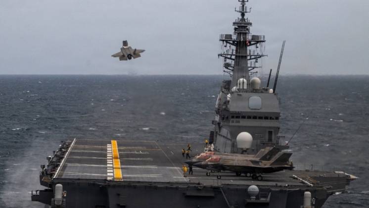 Uno de los F-35B del USMC despegando desde el portaaviones Kaga. (foto JMSDF)